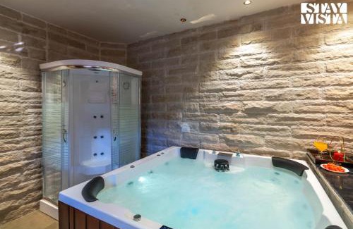 Kasauli Villa | StayVista at Dream Haus with Lawn, Jacuzzi, WiFi