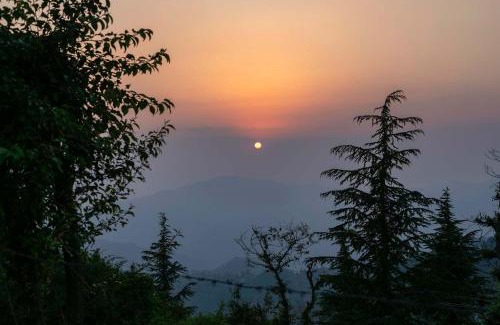 Chail Villa | StayVista at Raas Villa with BBQ & Bonfire