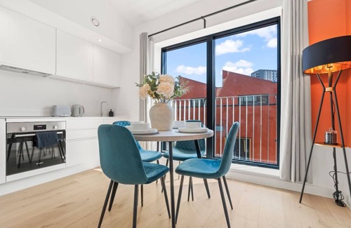 Sheffield House | Steel City Home | 2BR | Sleeps 6 | Free Parking