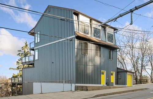 South Side House | Steelview: Hillside Home/Incredible City Views