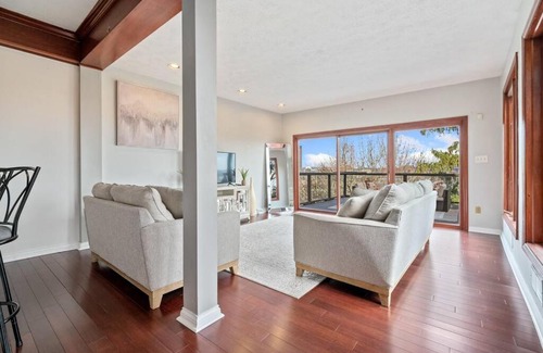 South Side House | Steelview: Hillside Home/Incredible City Views