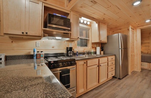 Lookout Valley Neighborhood Association Apartment | Stefan Cabin | Nature-Nested Tiny Home | Hot Tub