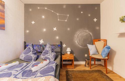 Neudorf-Nord Apartment | - Stellar Haven Deluxe with Cosmic Design - 3-Room Space-Themed Apartment 75 qm - Central Location - Balcony - Renovated 2024 with TV & Netflix - Full Kitchen - Free Parking - Near Metro & Airport - Galaxy-Inspired Interior -