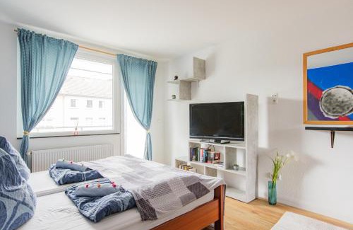 Neudorf-Nord Apartment | - Stellar Haven Deluxe with Cosmic Design - 3-Room Space-Themed Apartment 75 qm - Central Location - Balcony - Renovated 2024 with TV & Netflix - Full Kitchen - Free Parking - Near Metro & Airport - Galaxy-Inspired Interior -