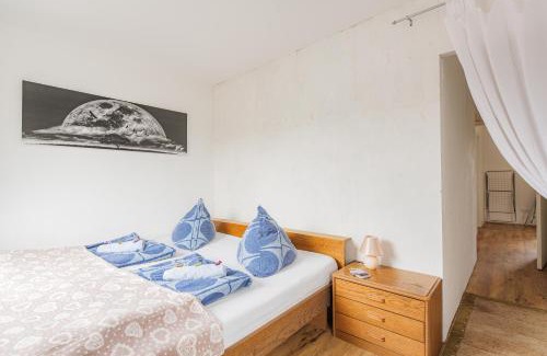 Neudorf-Nord Apartment | - Stellar Haven Deluxe with Cosmic Design - 3-Room Space-Themed Apartment 75 qm - Central Location - Balcony - Renovated 2024 with TV & Netflix - Full Kitchen - Free Parking - Near Metro & Airport - Galaxy-Inspired Interior -