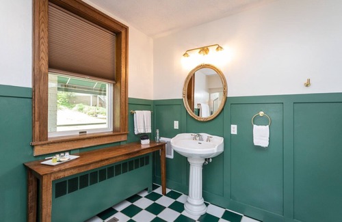 Harrisonburg Apartment | Step Back in Time: Experience Charm and Comfort in Our Iris Room