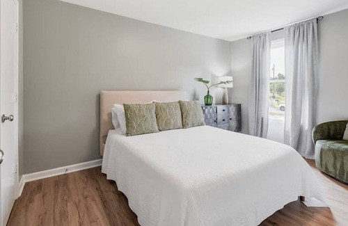 Hendersonville House | Step into a newly revitalized haven, primed for you to make it your own!