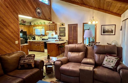 Hiawassee Cabin | Stepp Away Mountain Laurel Cabin Near Brasstown Bald; No steep roads & no stairs
