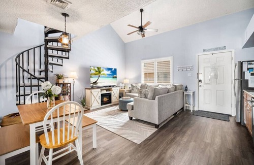 Southend Condo | Steps 2 beach! Ocean view+ Pool+ Parking+ Families
