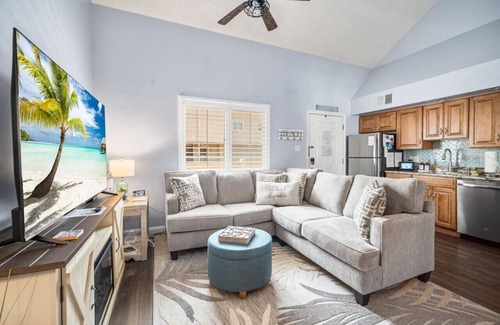 Southend Condo | Steps 2 beach! Ocean view+ Pool+ Parking+ Families