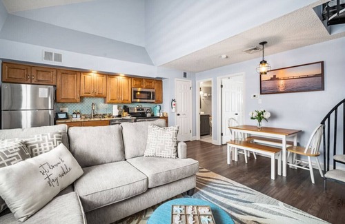 Southend Condo | Steps 2 beach! Ocean view+ Pool+ Parking+ Families