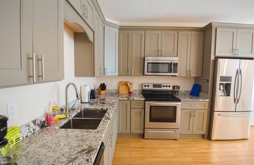 Biloxi Apartment | 🔥STEPS 2 BEACH❤️ | SLEEPS 6 + NEAR CASINOS