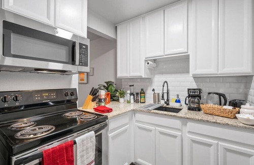 Central Arlington Apartment | Steps Away from the Heart of the FUN!AT&T Walkable