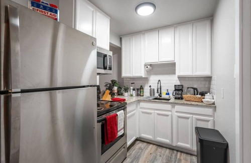 Central Arlington Apartment | Steps Away from the Heart of the FUN!AT&T Walkable