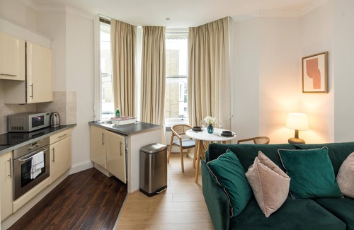 Westminster House | Steps from Buckingham Palace, Victoria & St James’s Park