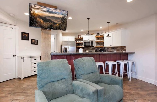 Gatlinburg Cabin | Steps From Downtown/SpaceNeedle and Mountain Views