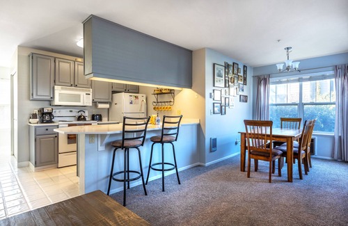 Hood River Condo | Steps From Downtown, Lodge Condo, A/C, Roomy & Comfy