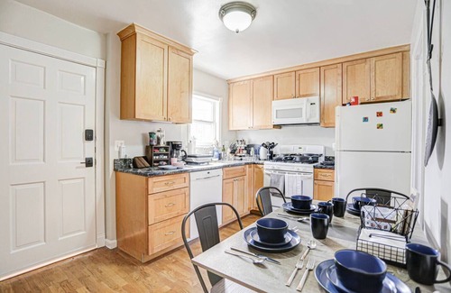 Old Town West House | Steps from Metro, Shops & Restaurants | Free parking | Full kitchen Washer/dryer