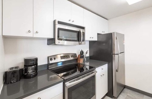Hoboken Apartment | Steps from Shops & Nightlife district | nr Ferry + Buses | Hoboken