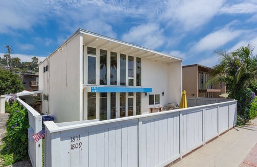 Del Mar House | Steps from the Beach.