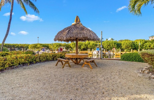 Tavernier Apartment | Steps From The Beach! 4 Ocean View Units, Outdoor Pool, Near Ocean Reef Club!