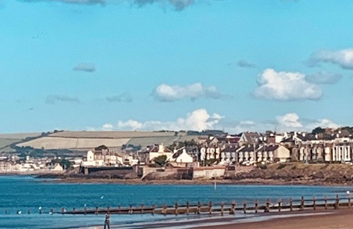 Portobello Apartment | Steps from the sea in Portobello! Take bus outside straight to Princes Street!