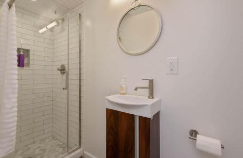 Hillsboro West End Apartment | Steps from Vandy, live music-Downtown 9 mins away!