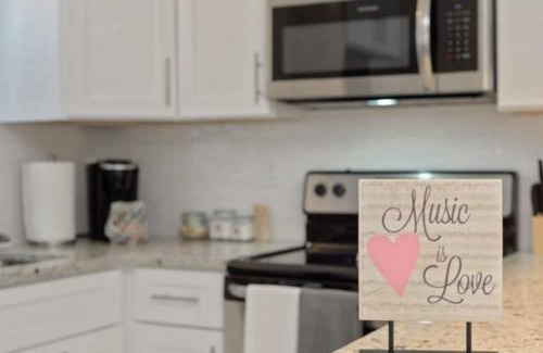 Hillsboro West End Apartment | Steps from Vandy, live music-Downtown 9 mins away!