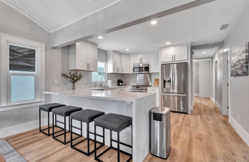 Belmont Shore House | Steps to 2nd Street Dining and Shopping, Entire House In Belmont Shore