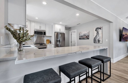 Belmont Shore House | Steps to 2nd Street Dining and Shopping, Entire House In Belmont Shore