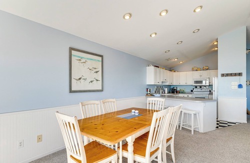 Emerald Isle House | Steps to Beach: Emerald Isle Home w/Deck!