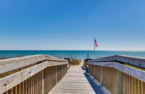 Emerald Isle House | Steps to Beach Emerald Isle Home with Deck!