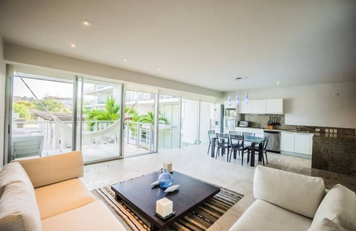 Downtown Condo | Steps to Beach | Pools | Gym | Walk to 5th Avenue