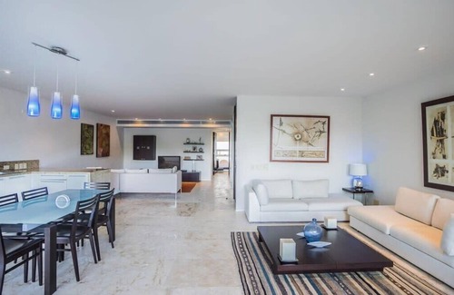 Downtown Condo | Steps to Beach | Pools | Gym | Walk to 5th Avenue