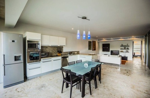 Downtown Condo | Steps to Beach | Pools | Gym | Walk to 5th Avenue