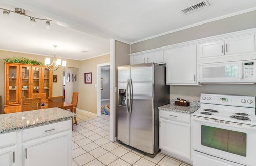 Biloxi House | Steps to Beach & Short drive to Casinos, Coliseum and all Biloxi entertainment