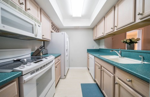 Stuart Condo | Steps to beach! Tennis Villas Penthouse condo with pool and pickleball.