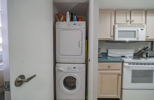 Stuart Condo | Steps to beach! Tennis Villas Penthouse condo with pool and pickleball.