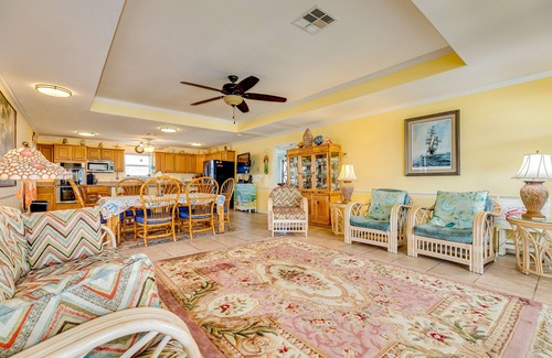 Crystal Beach House | Steps to Beach | Tropical Theme | Pet Paradise