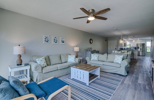 Holmes Beach Condo | Steps to Beach - Tropical Sunset 1 by SeaBreeze Vacation