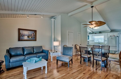 Seacrest House | Steps to Beach. Walk to Alys/Rosemary! 2 Balconies