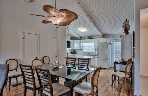 Seacrest House | Steps to Beach. Walk to Alys/Rosemary! 2 Balconies