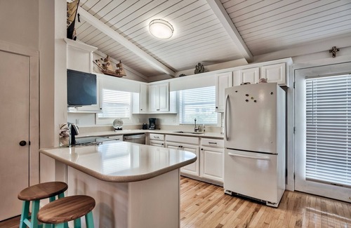 Seacrest House | Steps to Beach. Walk to Alys/Rosemary! 2 Balconies