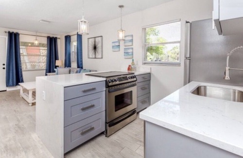 New Port Richey House | Steps to dwnt/7min to beach/queen bed/Free parking