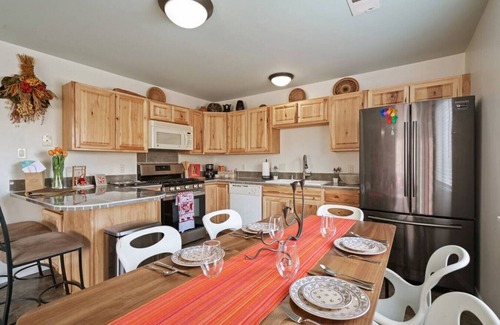 Southside Condo | Steps to Meow Wolf, Local Breweries