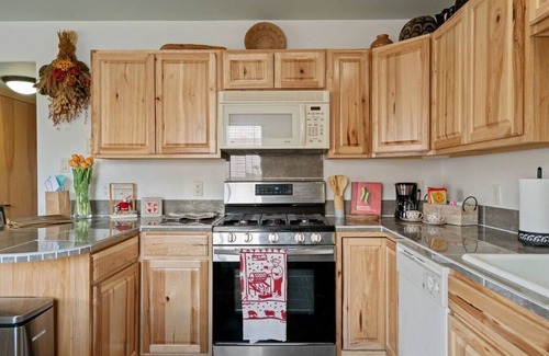 Southside Condo | Steps to Meow Wolf, Local Breweries