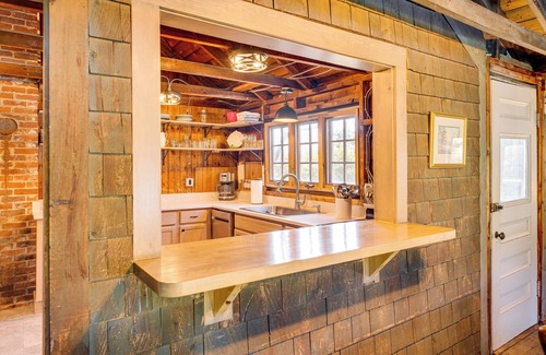 Byfield Cottage | Steps to North Hampton Beach: Cottage w/Deck!
