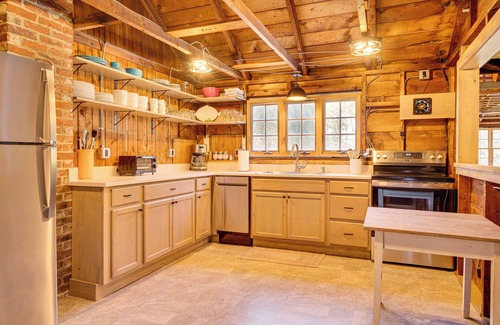 Byfield Cottage | Steps to North Hampton Beach: Cottage w/Deck!