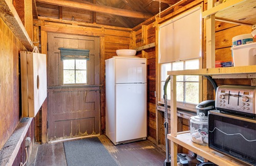 Byfield Cottage | Steps to North Hampton Beach: Cottage w/Deck!