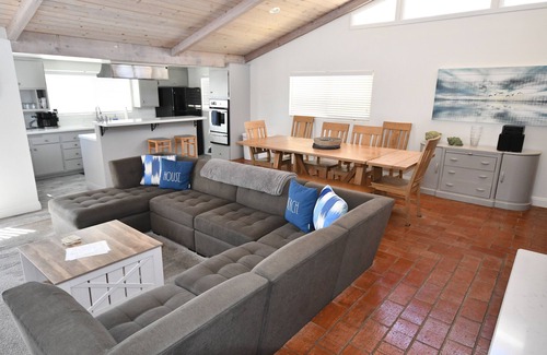 Hollywood House | Steps to Sand. Steps to Harbor. Endless Memories 4-bedroom, 3-bath retreat comfortably sleeps up to 8 guests, making it ideal for families, couples, or friends seeking a coastal getaway.